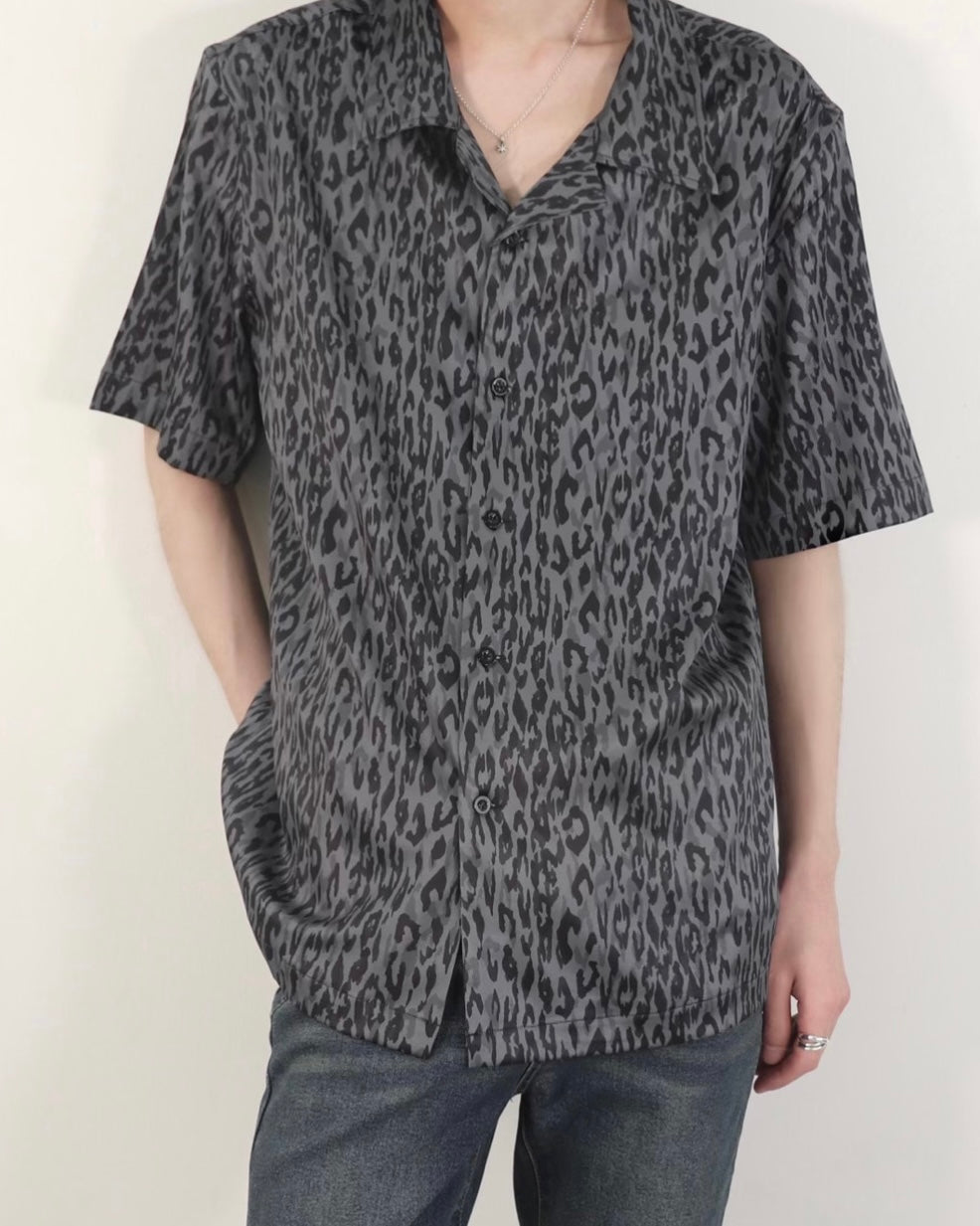 "Leopard Short Sleeve Shirt" (Gray)